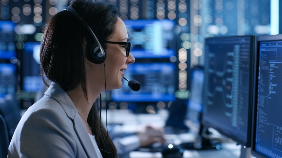 retail IT service technician at monitor providing support via headset